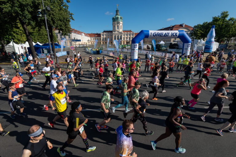 Berlin läuft wieder! 3.200 Sportbegeisterte feiern schnellen „The Great 10K“